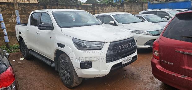 Toyota Hilux 2022 White
