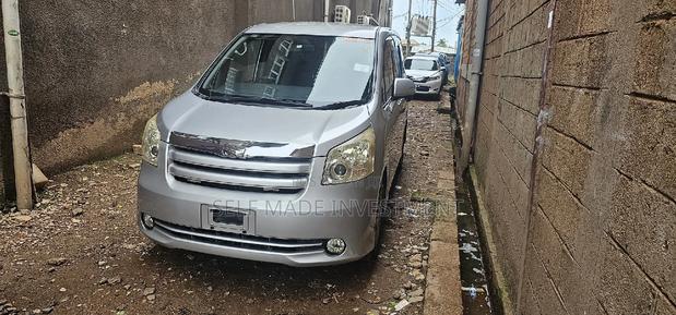 Toyota Noah 2010 Silver