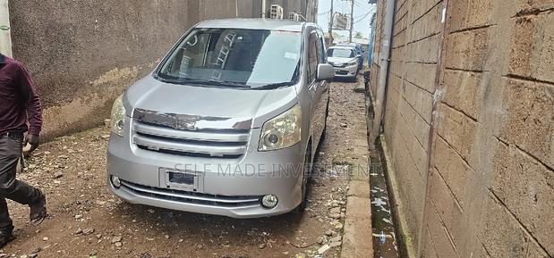 Toyota Noah 2010 Silver