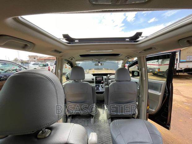 Toyota Noah 2.0 143hp AWD (8 Seater) 2012 Gray