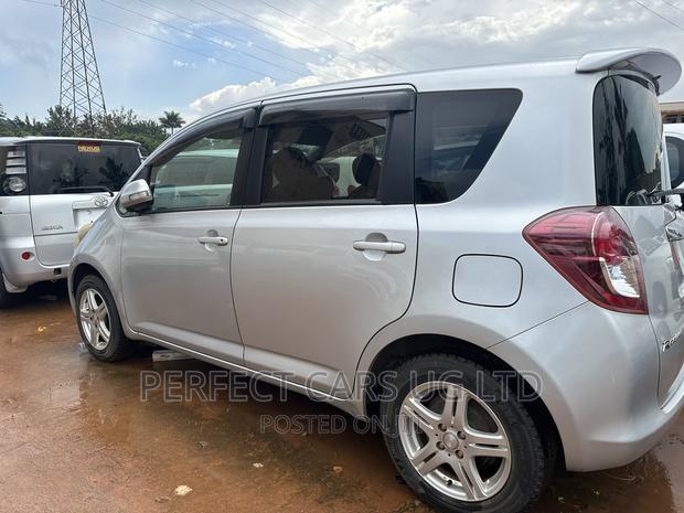 Toyota Ractis 1.5 AWD 2010 Silver