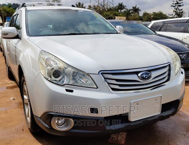 Subaru Outback 2.5i Premium 2010 White