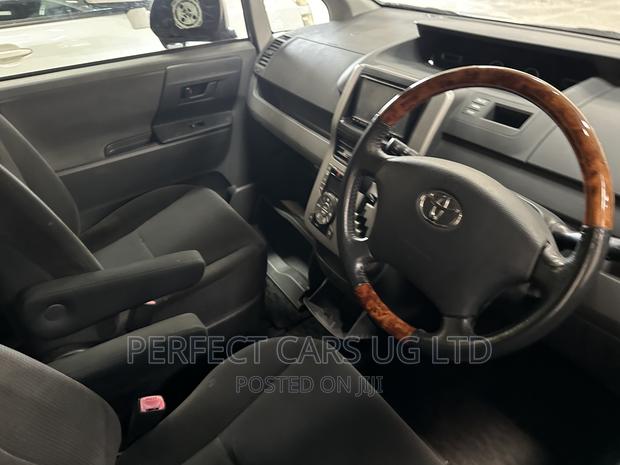 Toyota Noah 2.0 143hp AWD (7 Seater) 2008 Silver