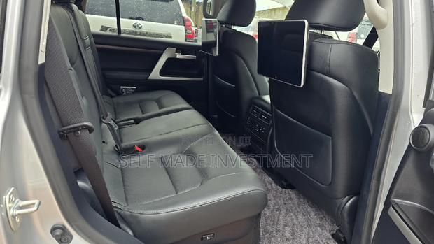 Toyota Land Cruiser 2022 Silver