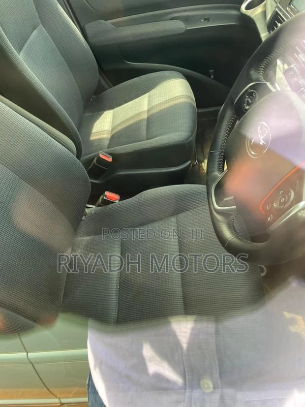 Toyota Sienta 1.5 FWD 2017 Silver