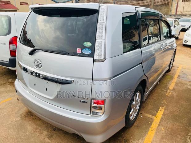 Toyota ISIS 1.8 L G-edition 2WD 2014 Silver