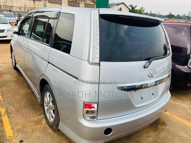 Toyota ISIS 1.8 L G-edition 2WD 2014 Silver