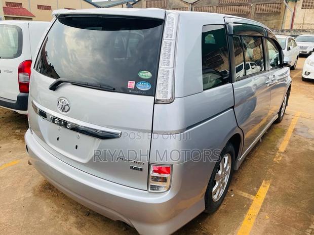 Toyota ISIS 1.8 L G-edition 2WD 2014 Silver