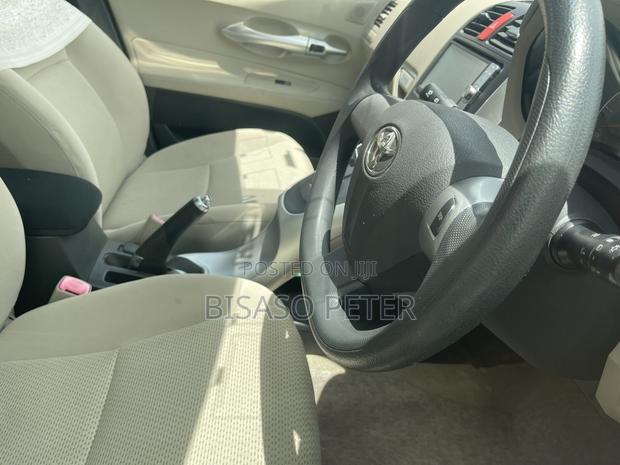 Toyota Auris 2011 Silver