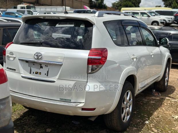 Toyota Vanguard 2011 White