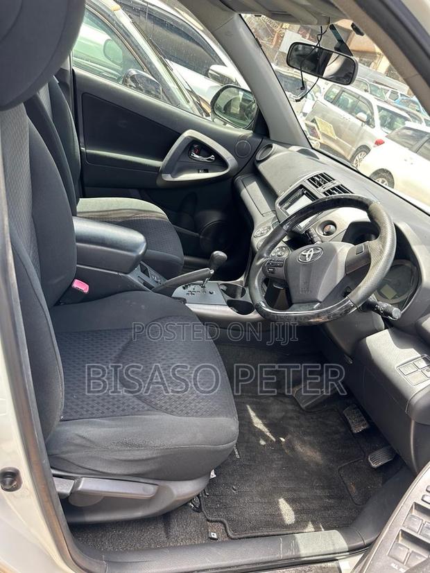 Toyota Vanguard 2011 White