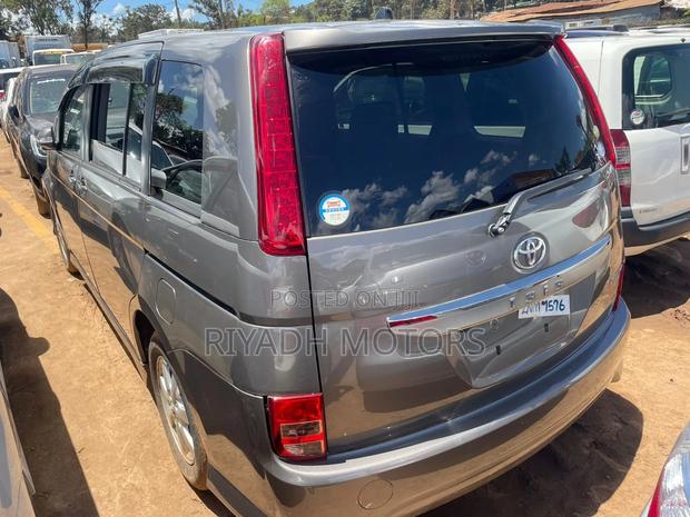 Toyota ISIS 1.8 Platana 2WD 2011 Gray