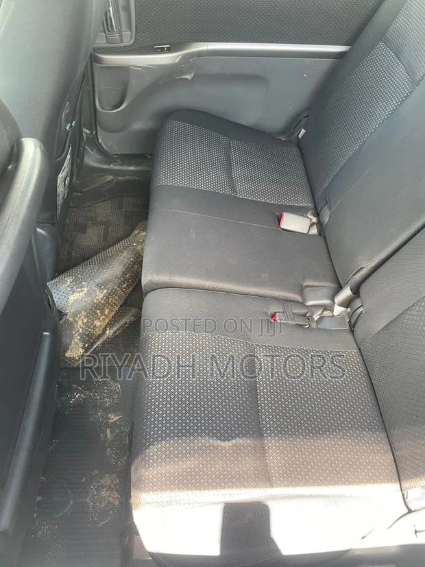 Toyota ISIS 1.8 Platana 2WD 2011 Gray