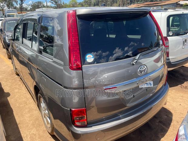 Toyota ISIS 1.8 Platana 2WD 2011 Gray