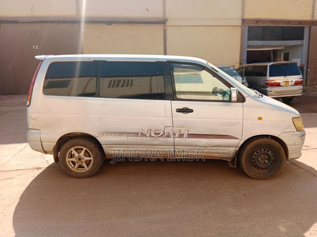 Toyota Noah 2.0 AWD (8 Seater) 2001 Silver