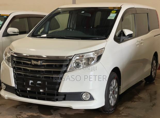 Toyota Noah 2.0 AWD (8 Seater) 2014 White