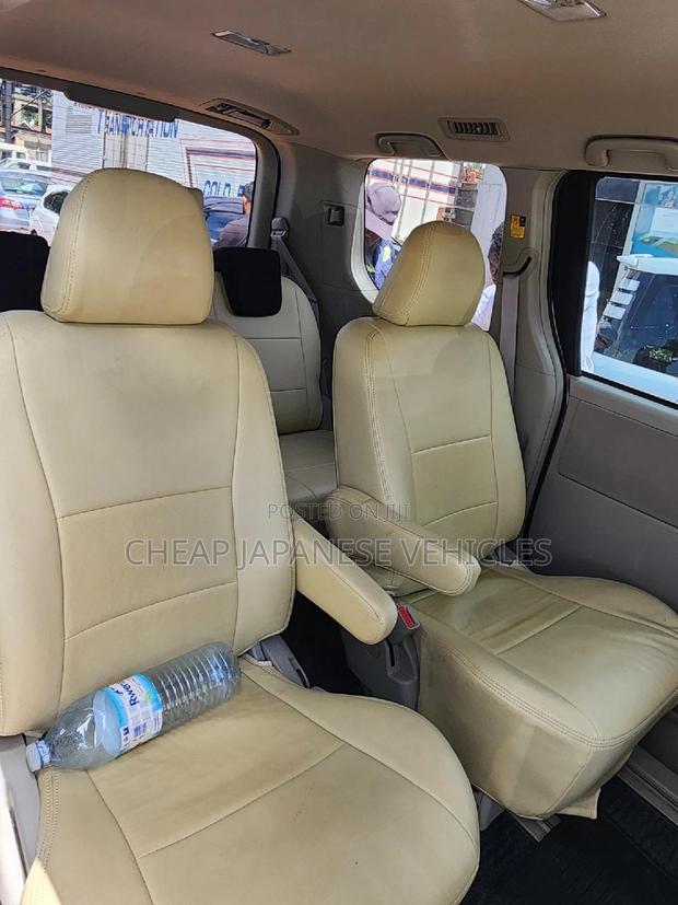 Toyota Noah 2.0 158hp AWD (7 Seater) 2012 Silver