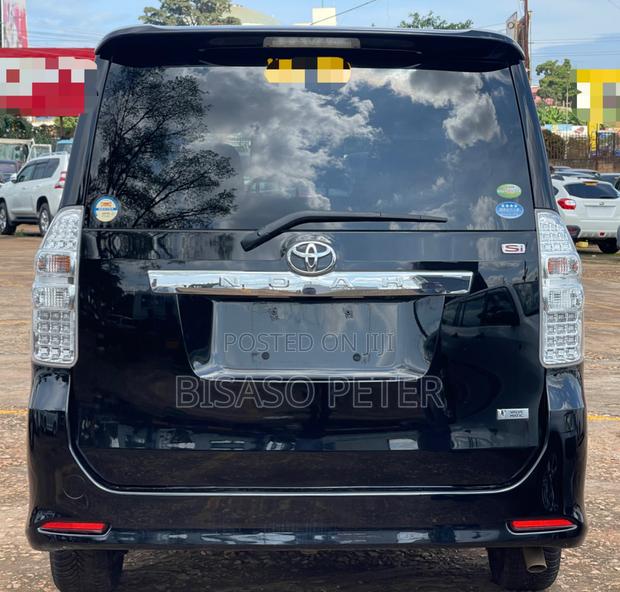 Toyota Noah 2.0 158hp AWD (8 Seater) 2010 Black