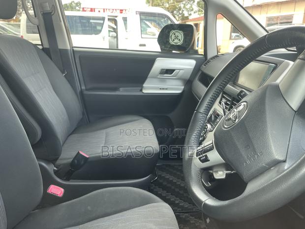 Toyota Noah 2.0 158hp AWD (8 Seater) 2010 Black