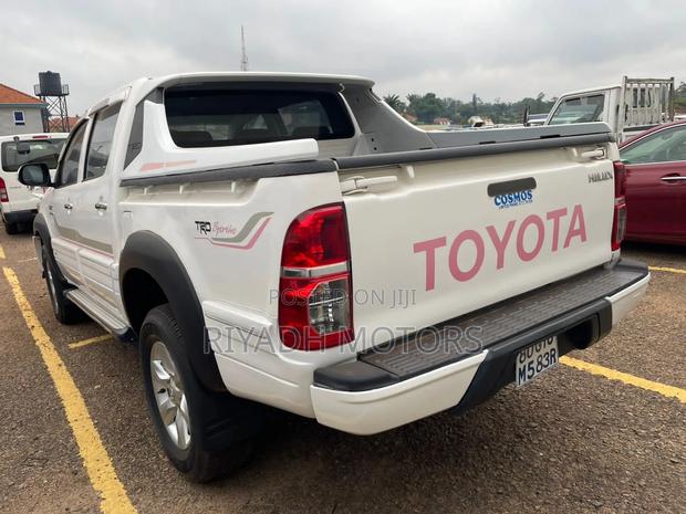 Toyota Hilux 2011 White