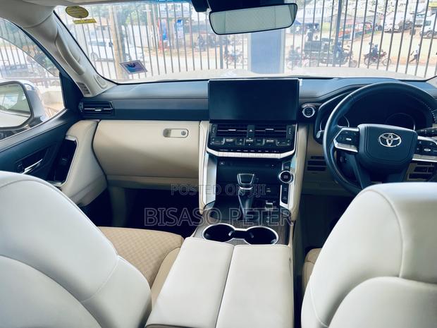 Toyota Land Cruiser J300 4.0 2022 White