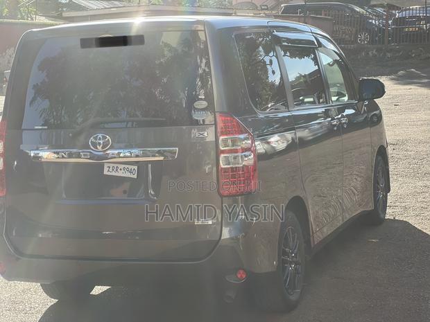 Toyota Noah 2011 Gray
