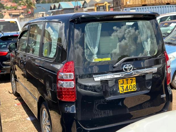 Toyota Noah 2.0 143hp AWD (8 Seater) 2011 Black