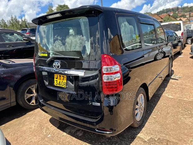 Toyota Noah 2.0 143hp AWD (8 Seater) 2011 Black