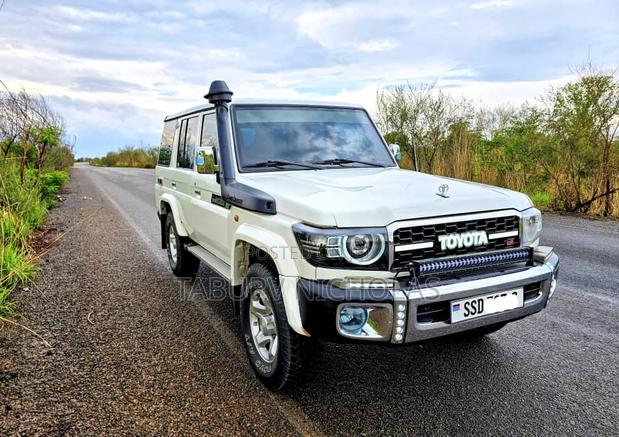 Toyota Land Cruiser 2017 White
