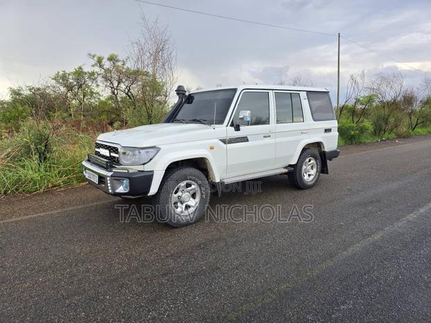 Toyota Land Cruiser 2017 White