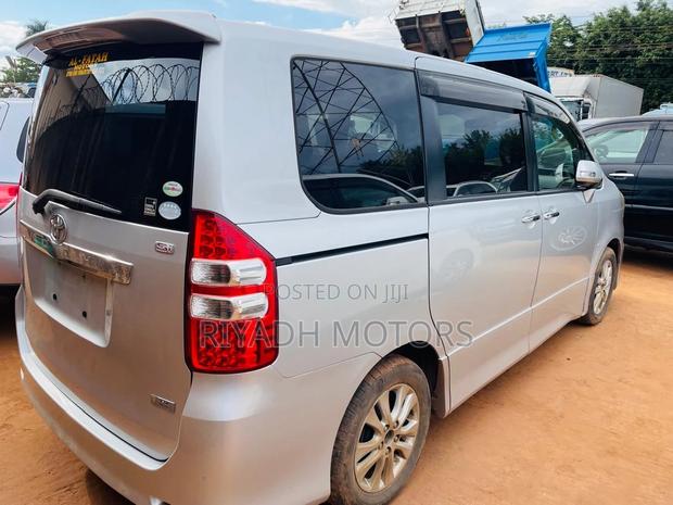 Toyota Noah 2.0 143hp FWD (8 Seater) 2011 Silver