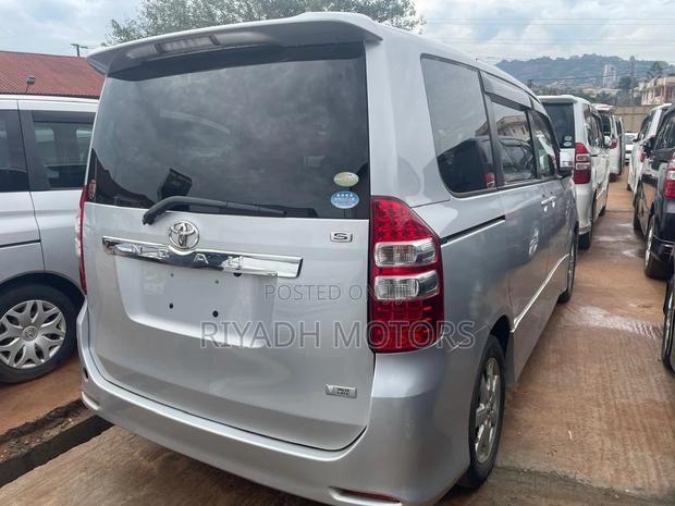 Toyota Noah 2.0 143hp FWD (7 Seater) 2012 Silver