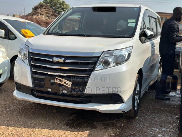Toyota Noah 2.0 AWD (8 Seater) 2015 White