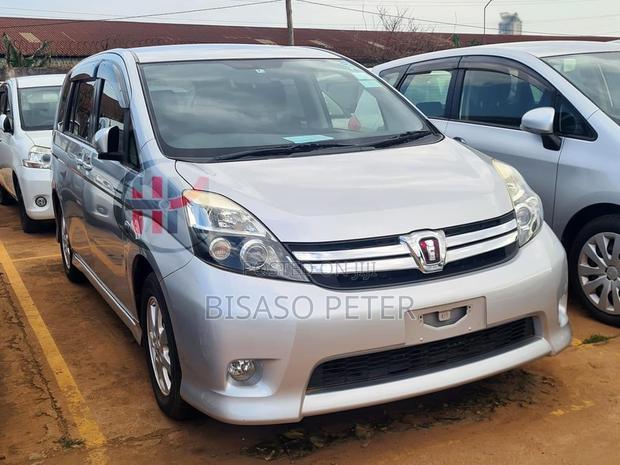 Toyota ISIS 1.8 L 2WD 2014 Silver