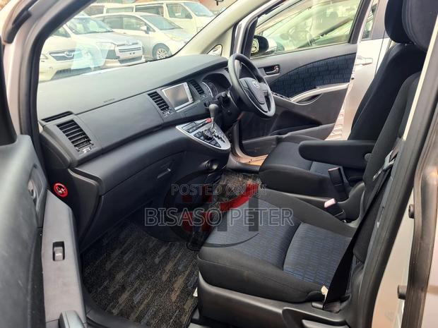 Toyota ISIS 1.8 L 2WD 2014 Silver