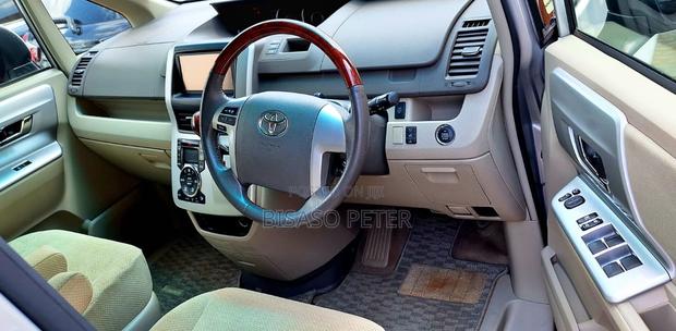 Toyota Noah 2.0 143hp FWD (8 Seater) 2011 Silver