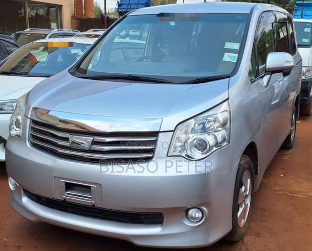 Toyota Noah 2.0 143hp FWD (8 Seater) 2011 Silver