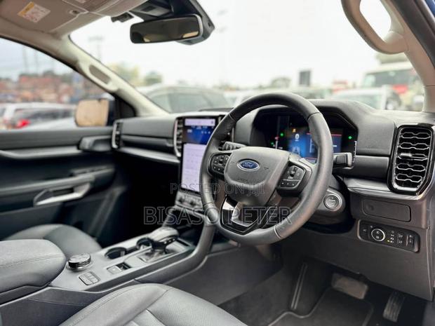 Ford Everest 2022 Blue