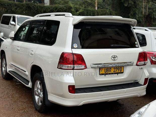 Toyota Land Cruiser Prado 2010 White