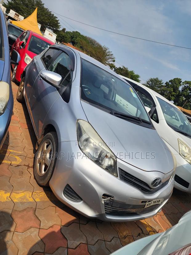 Toyota Vitz 1.0 FWD 5dr 2012 Silver