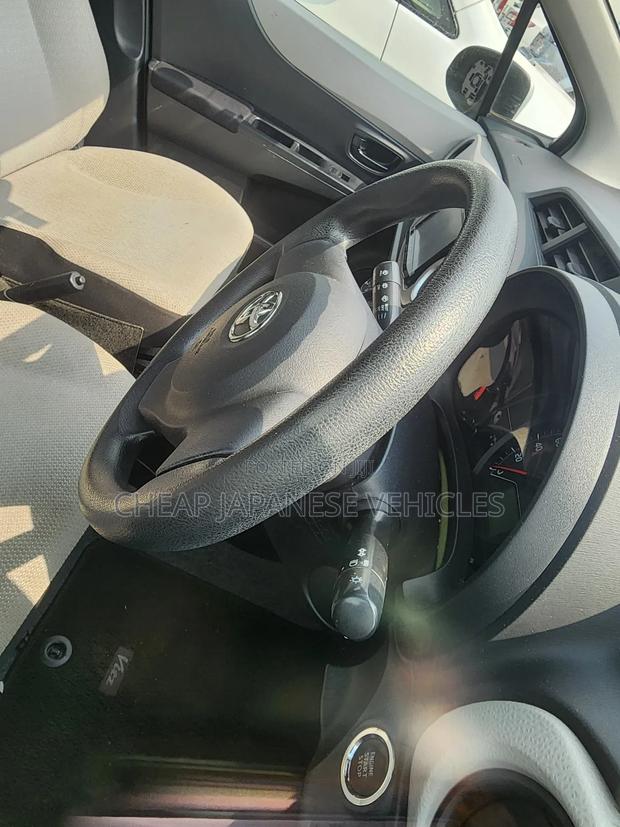 Toyota Vitz 1.0 FWD 5dr 2012 Silver