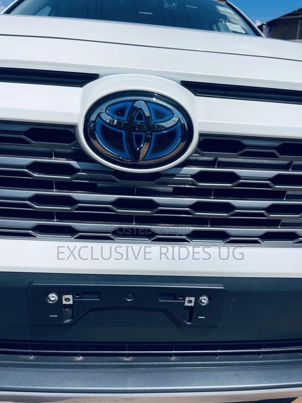 Toyota RAV4 Limited 4dr SUV (2.5L 4cyl 6A) 2018 White