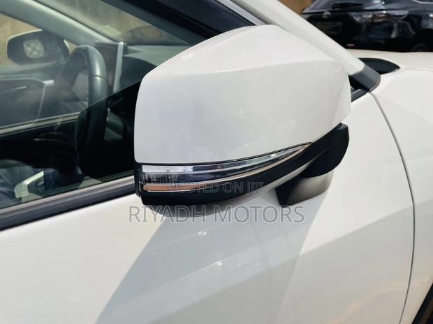 Toyota RAV4 Adventure 4dr SUV AWD (2.5L 4cyl 6A) 2018 White