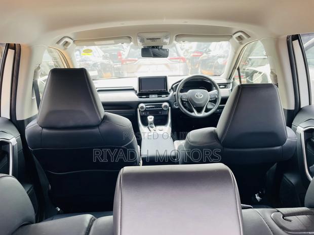 Toyota RAV4 Adventure 4dr SUV AWD (2.5L 4cyl 6A) 2018 White
