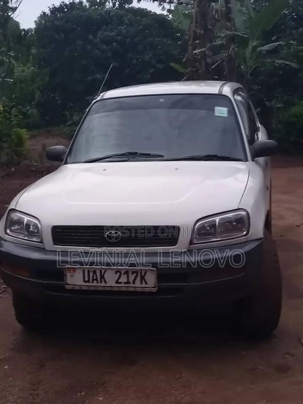 Toyota RAV4 Base 4x4 1996 White
