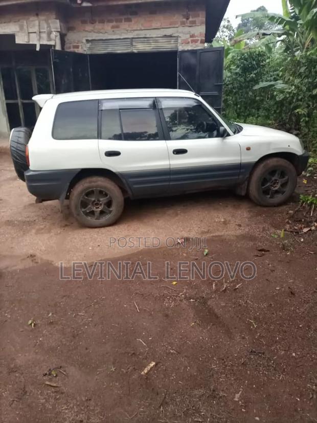 Toyota RAV4 Base 4x4 1996 White