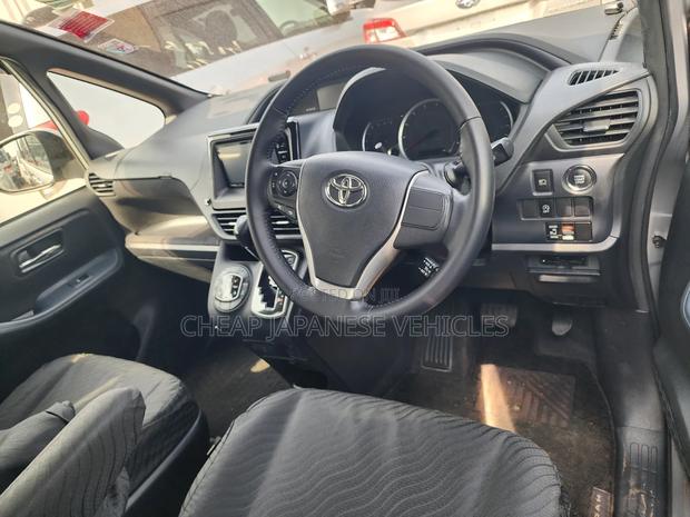 Toyota Noah 2.0 FWD (8 Seater) 2015 Silver