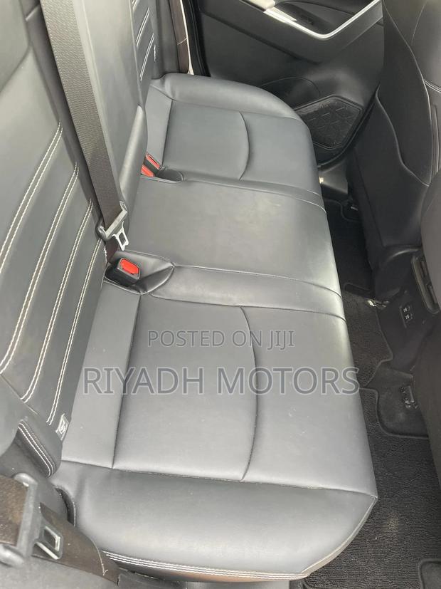 Toyota RAV4 Adventure 4dr SUV AWD (2.5L 4cyl 6A) 2018 White