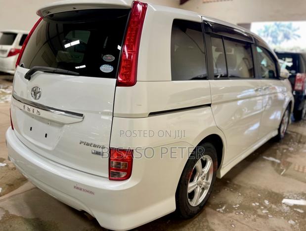 Toyota ISIS 2010 White