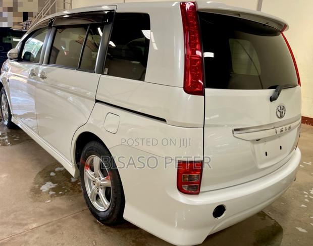 Toyota ISIS 2010 White